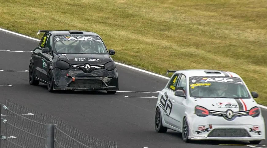 Twingo Cup cars battling